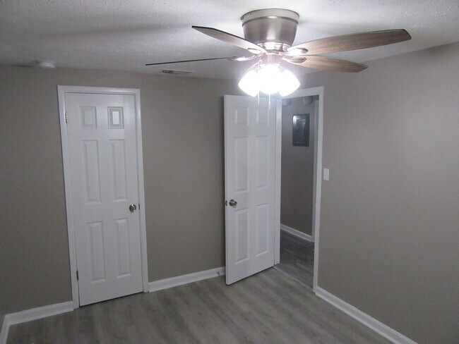 Building Photo - 6427 Sunset Ave