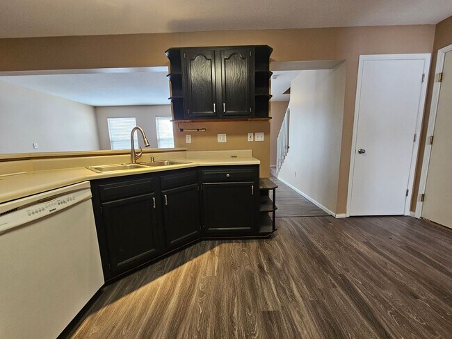 Building Photo - 3 bedroom 2.5 bath with an additional family room, Linn Mar School Area