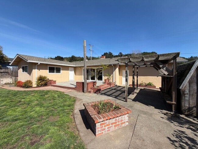 Building Photo - Beautifully Updated Glenwood (San Rafael) 3x2 Home with Large Yard, HW Floors, Garage
