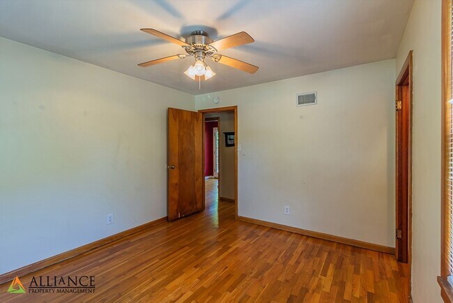 Building Photo - Spacious home close to KSU Campus!