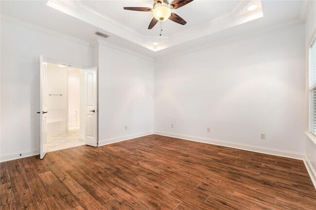 Building Photo - 1060 Linlen Ave