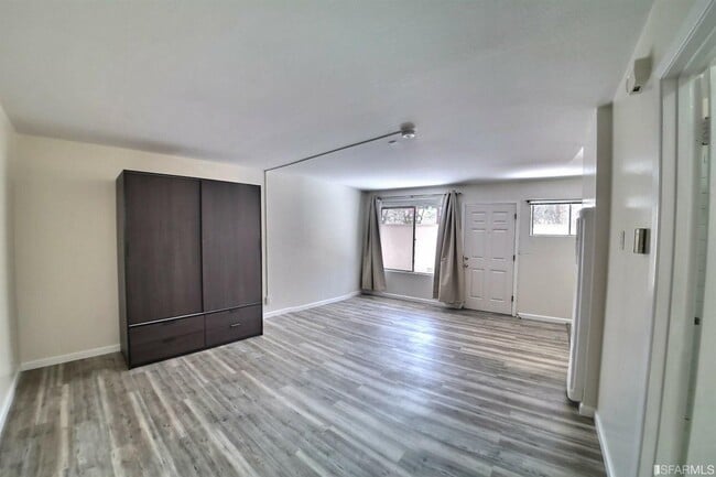 Building Photo - 1907 Greenwich St