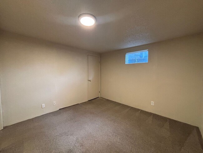 Building Photo - 4 bed 1.5 bath Ranch Style Home with Basem...