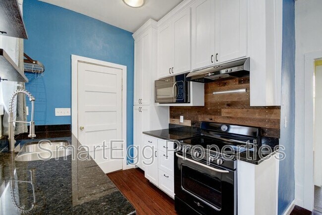 Building Photo - 920 E 51st St