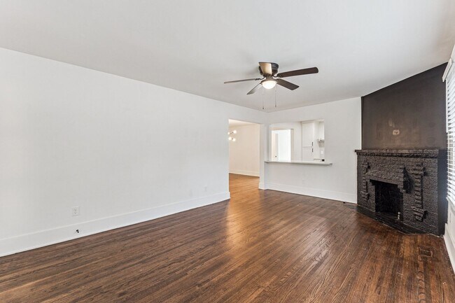 Building Photo - Midtown 3/2 with 2 Car Garage!
