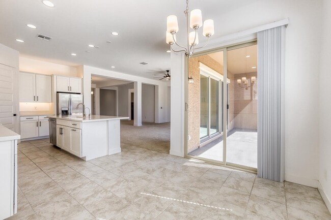 Building Photo - 8723 W Vista Ave