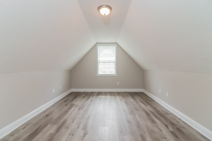 Building Photo - 221 Raleigh Way