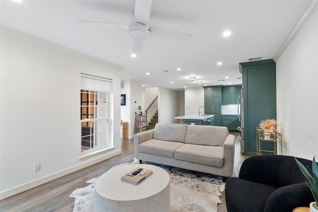 Building Photo - 3139 Bissonnet St