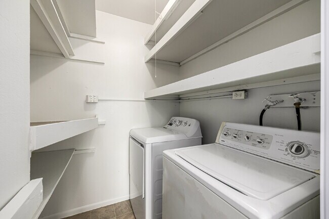Building Photo - Freshly updated Two bed one bath for rent