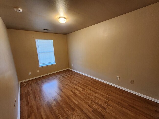 Building Photo - 3 Bedroom Duplex In South Fort Worth