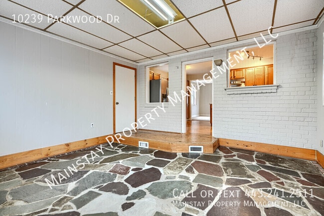 Building Photo - 10239 Parkwood Dr