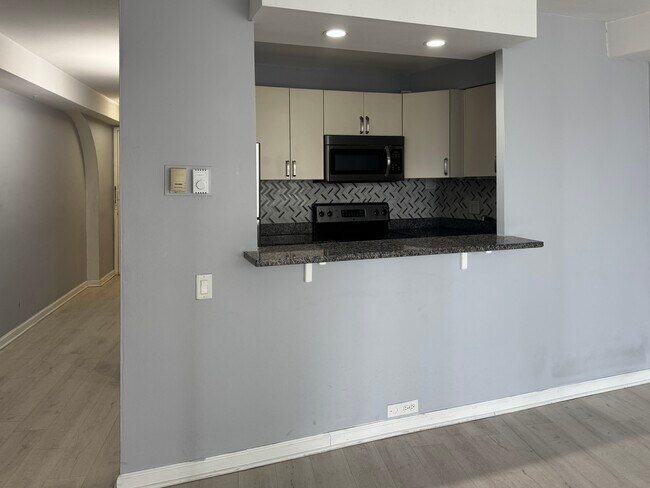 Building Photo - 300 N State St