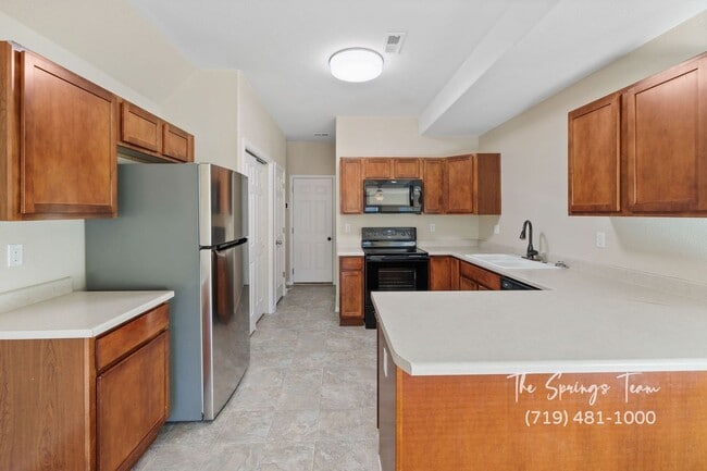 Building Photo - Charming 2BD/2.5BA Townhome with Attached ...