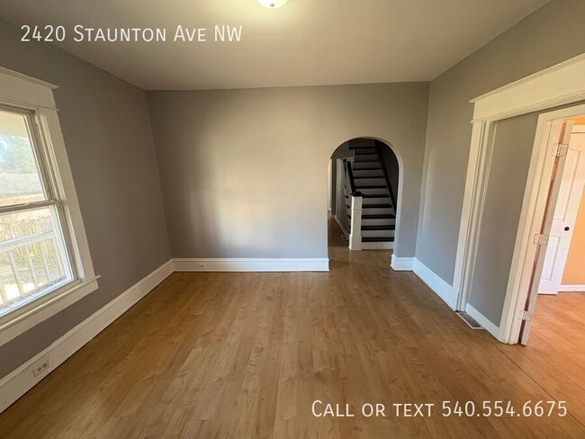 Building Photo - 4 Bed 2 Bath House off Orange Ave! (EXCUSE...