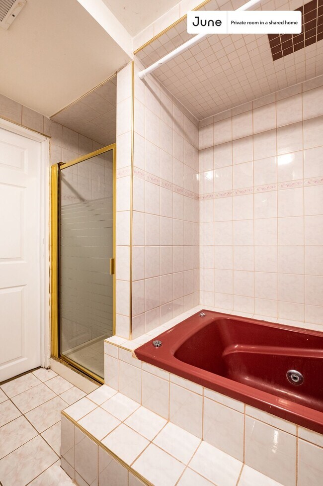 Building Photo - Room in Shared 5 bed/3 bath home
