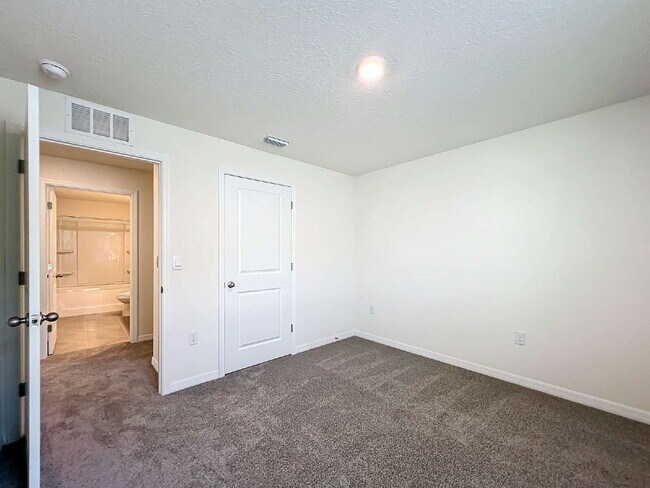 Building Photo - 5 Bedroom Rental Home with Large Backyard in Ocala Crossings!