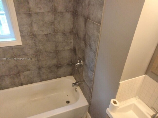 Building Photo - 1494 Iranistan Ave