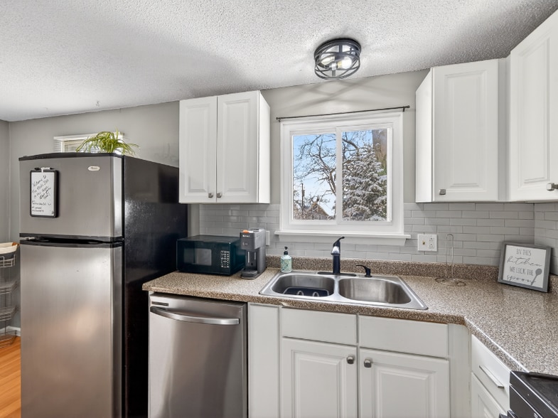 Building Photo - 1082h Mt Hope Ave