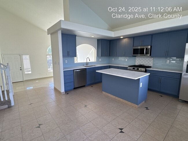 Building Photo - Tri-Level Home with Pool & Spa in Henderso...