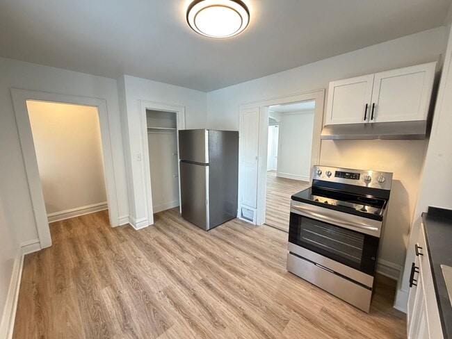 Building Photo - Remodeled 2 Bedroom - AVAILABLE 08/07/2026