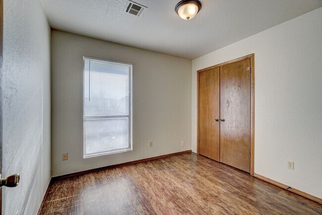 Building Photo - Comfort, Charm & Convenience in This Edmond Duplex