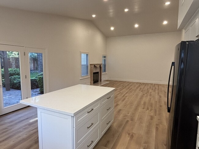 Building Photo - 34 Alvares Ct