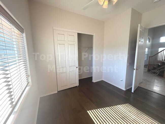 Building Photo - Beautiful 4 bed, 3 bath, 2,726 sqft House ...