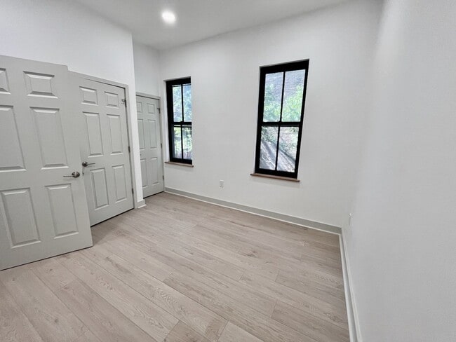 Building Photo - 52 Clarendon St