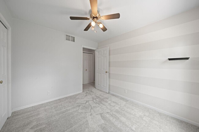 Building Photo - 406 Lakewood Dr