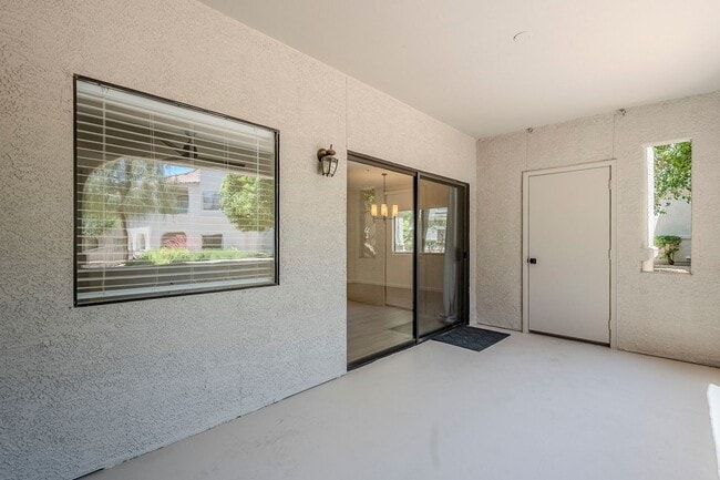 Building Photo - Stunning 2 Bed 1.5 Bath Condo in Scottsdal...