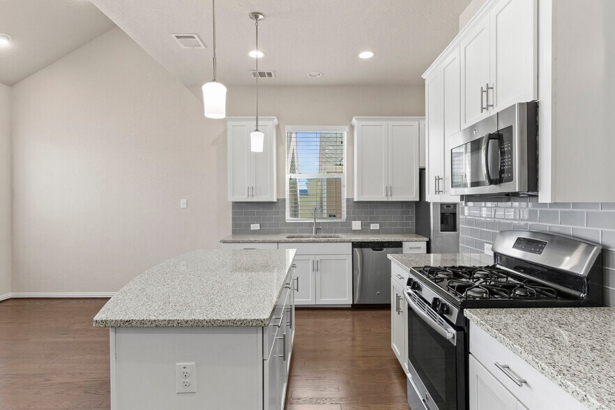 Building Photo - 221 E Courtland Pl