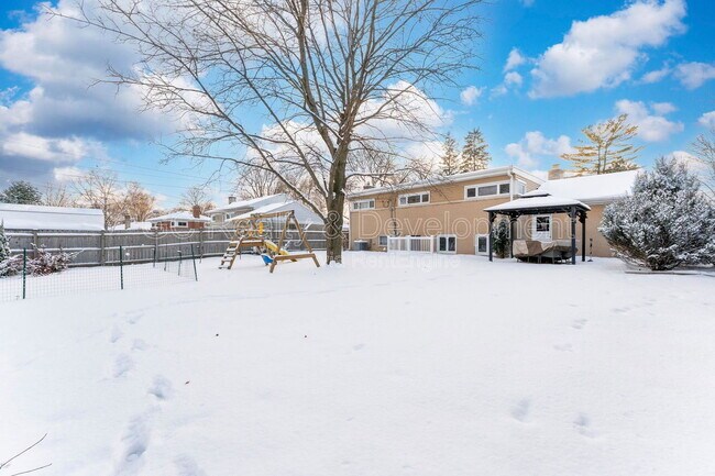 Building Photo - 810 W Dresser Dr