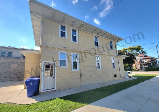 Building Photo - 2629 Roosevelt Rd