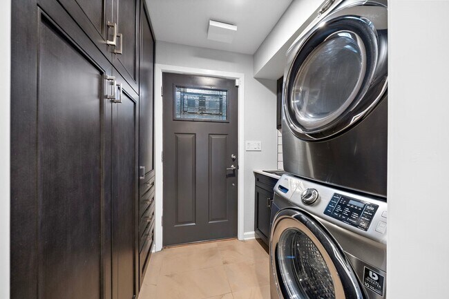 Building Photo - 8954 Chatsworth Dr