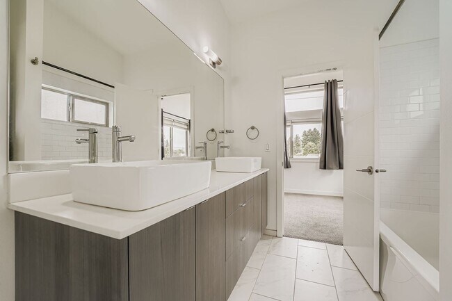 Building Photo - Modern 2-Bed, 2-Bath Townhome with Air-Conditioning in Rainier Beach