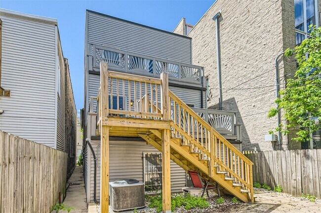 Building Photo - 1410 W Diversey Pky
