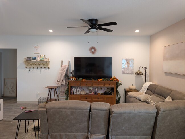 Building Photo - 14914 Cold Water Dr