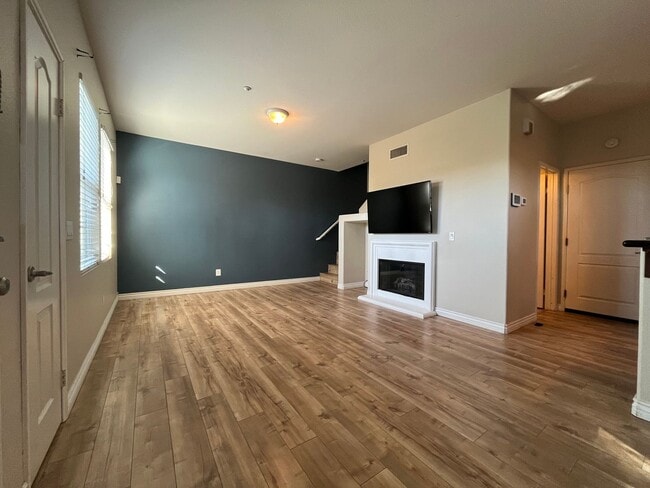 Building Photo - ***Move in Special.  $1000 off 1st month's rent***Beautiful corner unit townhome in the heart of ...