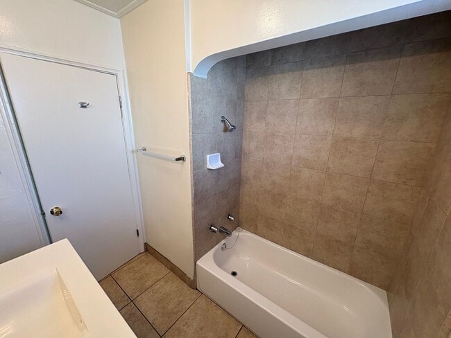 Building Photo - Charming NW Visalia Home Available Now!