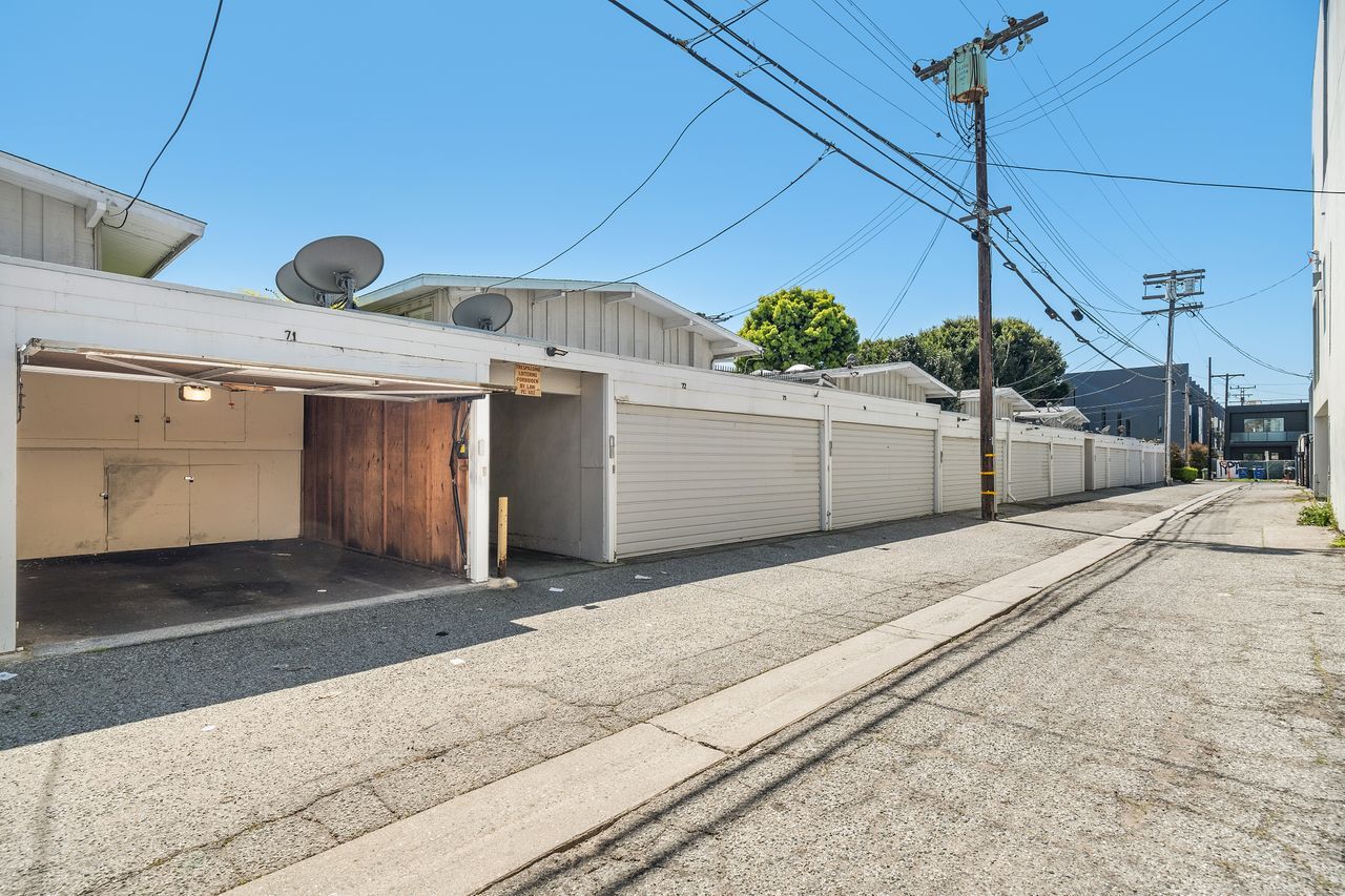 1 garage space - 4040 Grand View Blvd