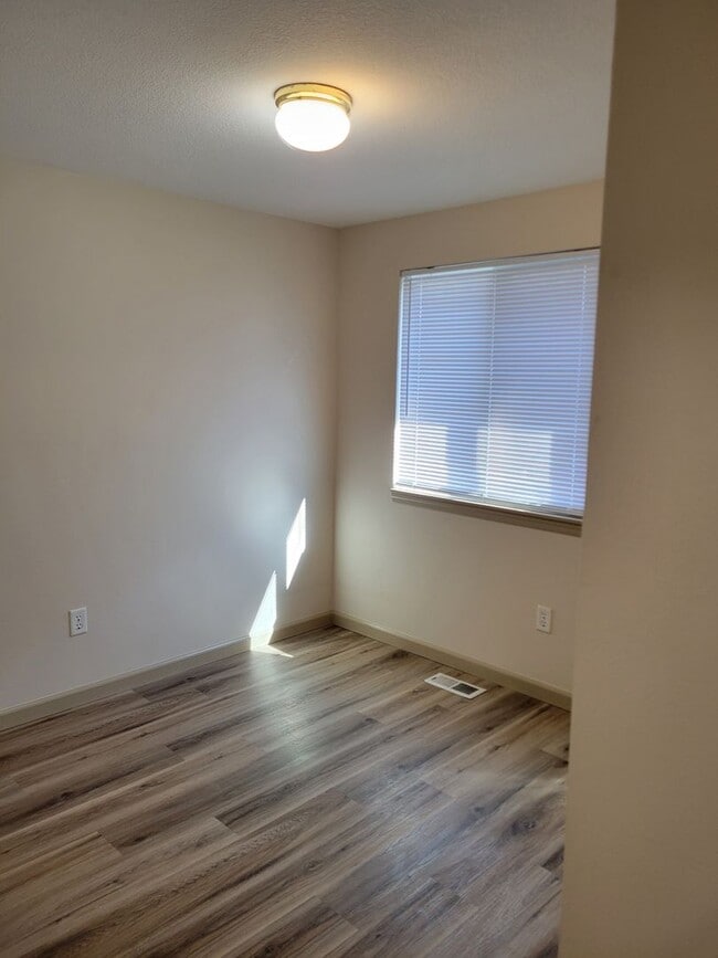 Building Photo - Updated House in NE Salem - Fenced Yard - Pet Friendly