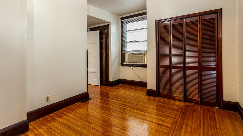 Rear room - 532 Riddle Rd