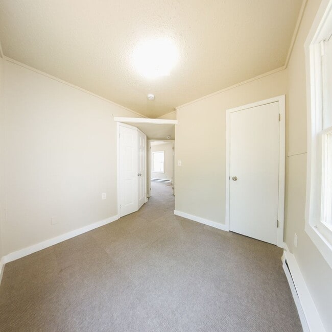 Building Photo - Updated 2 bedroom 1 bathroom home