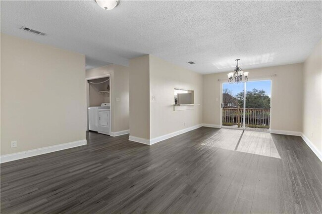 Building Photo - 4800 Pontchartrain Dr