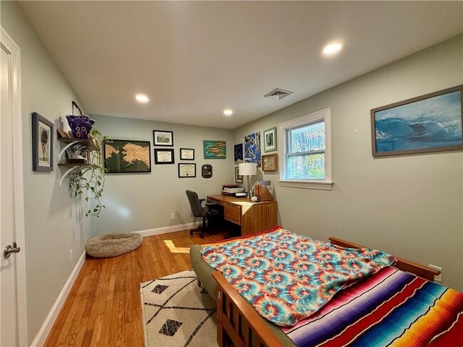 Building Photo - 11 Holmes St