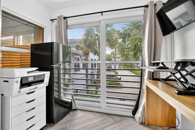 Building Photo - 1194 Hillsboro Mile