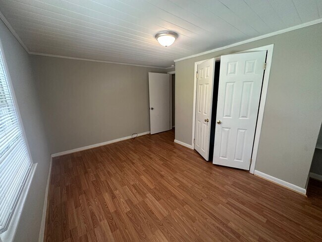 Building Photo - 4515 Skyline Dr