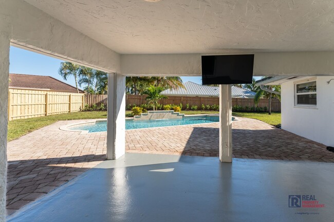 Building Photo - Beautifully renovated Tequesta POOL home 3...