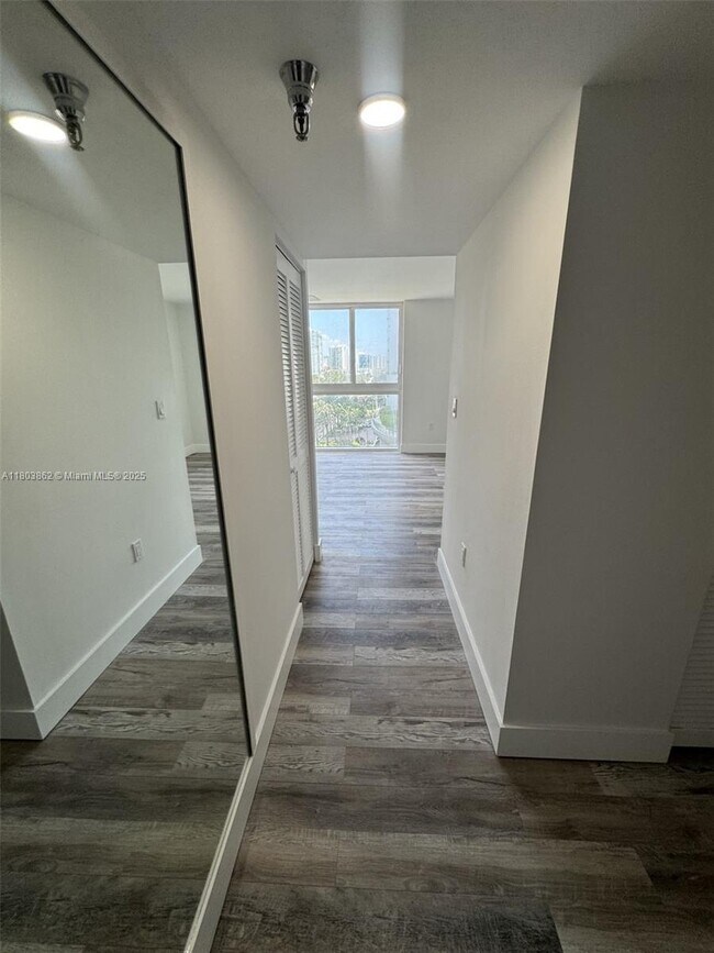 Building Photo - 15645 Collins Ave