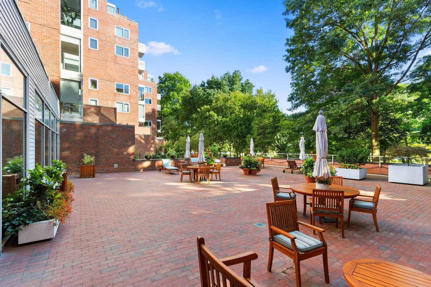 Building Photo - 975 Memorial Dr